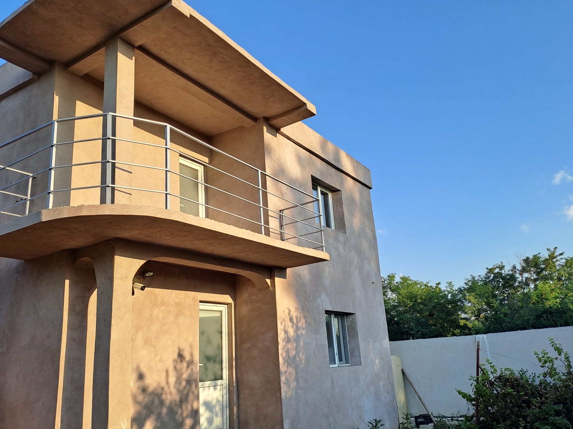 Proprietar – Gospodărie mare 5.600 mp, casă, livadă bogată, stupină și lac, com. Potlogi